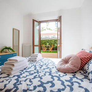 - Lakeside Bliss Apartment